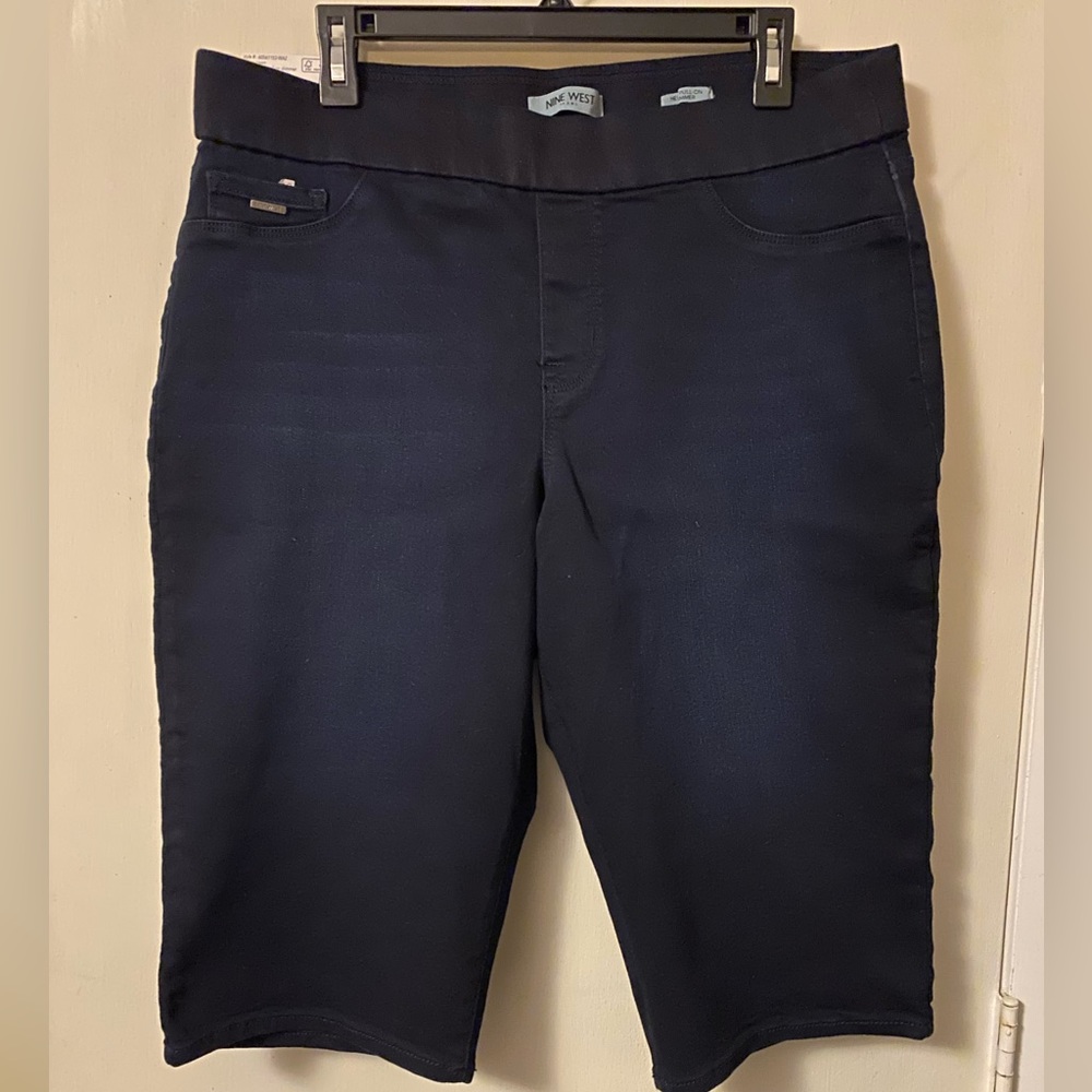 Nine West ladies Shorts, size 16;black knee length.